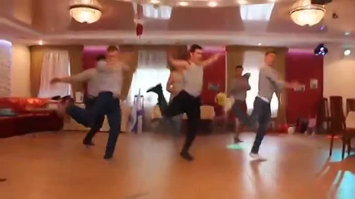 Классно парни танцуют.