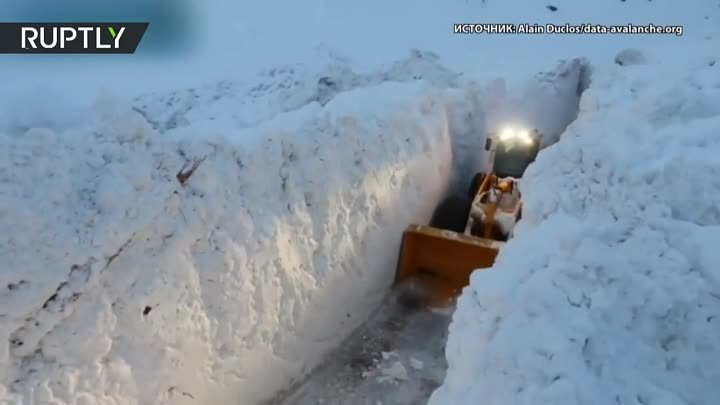 Бульдозер против снега: последствия схода лавины во Франции