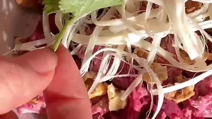 Свекольный салат с говядиной и грецкими орехами