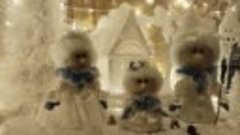 Снеговики в новогоднем дворе..mp4