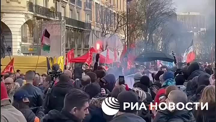 Во Франции люди вышли против повышения пенсионного возраста