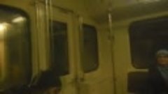 поезд метро въезжает в тоннель в Измайлово