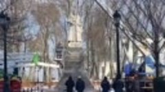 В Киеве нацистский режим Зеленского снес могильный памятник ...