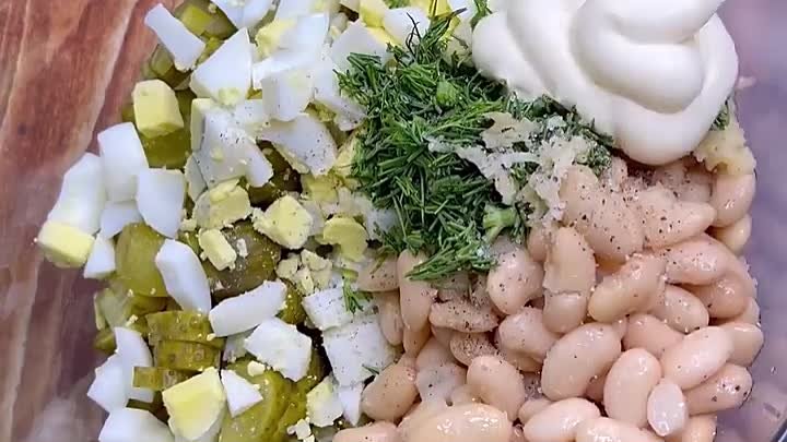 Вкусный салат с фасолью