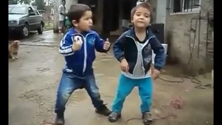 Малыши танцуют