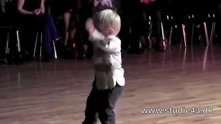 Малыш танцует джайв в 2 года