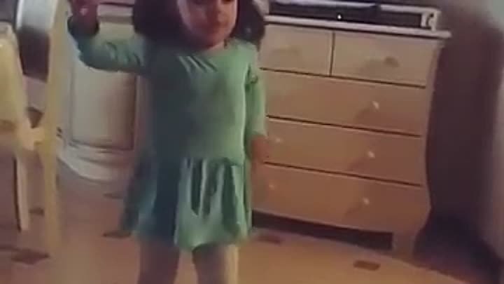 Девочка классно танцует на маминых каблуках