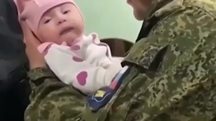Встреча солдата с своей дочерью просто невероятные эмоции   (httpst. ...
