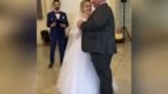 Папа танцует с дочкой свадебный танец! 😍