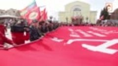 Видеофрагмент с растягивания знамя Победы на Площади Победы ...