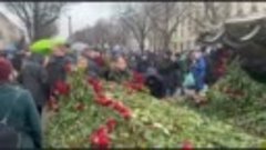 В Берлине проходит многотысячный митинг против поставок оруж...