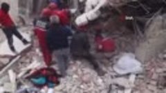В Турции на спасателей рухнули обломки дома