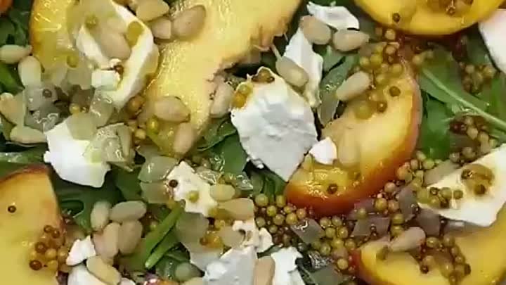 Салат с фруктами и сыром фета