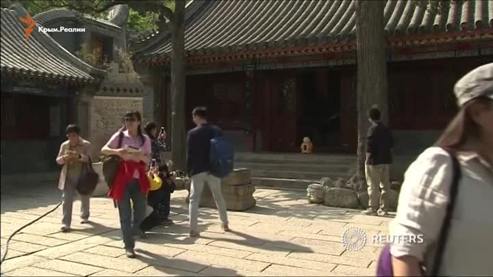 Робот-монах служит в буддистском храме в Китае