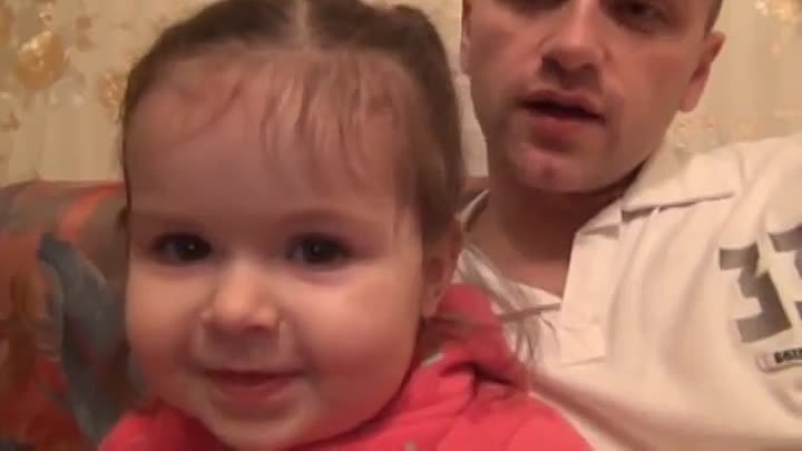 Папа учит маленькую девочку говорить