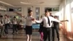 Аня и Андрей танцуют школьный вальс