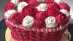 Декор торта в виде корзины с цветами.