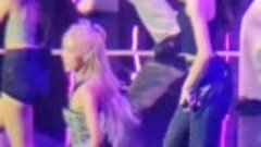 221211 BLACKPINK BORN PINK WORLD TOUR in Paris - Lisa raps a...