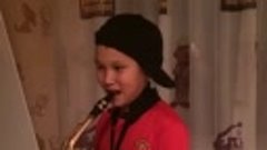 Мальчик классно играет на саксофоне