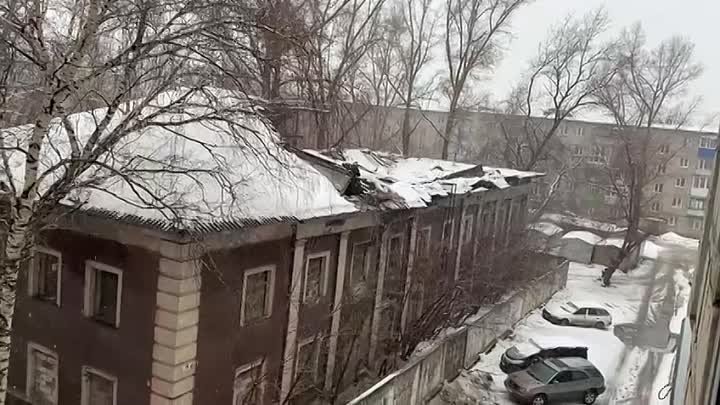 В Барнауле обломки аварийного дома рухнули на «Лексус». Видео: Русла ...