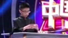 Китайский мальчик собрал три кубика-рубика жонглируя ими