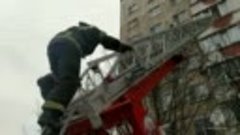 В Белгороде пожарный поднялся на балкон возлюбленной и сдела...