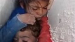 Сирия, маленькая девочка закрыла рукой голову брата...
