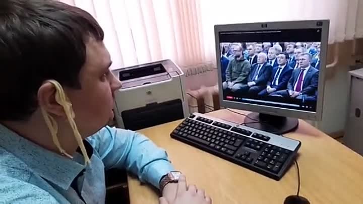 Это самарский депутат Абдалкин слушает выступление Путина