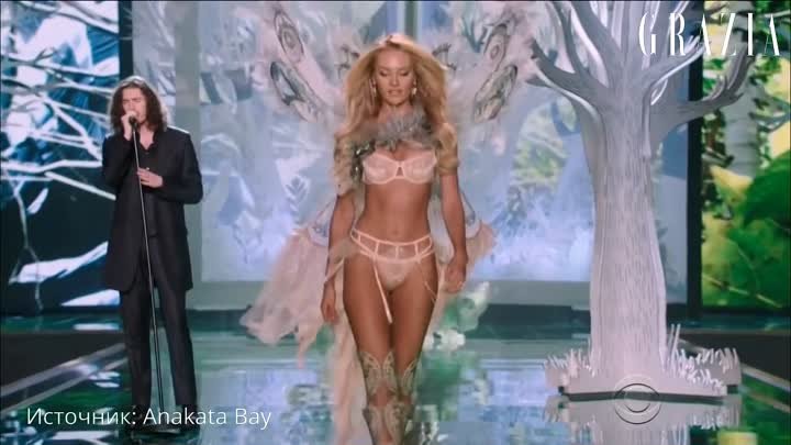 Возбуждающие красотки на показе Victoria's Secret