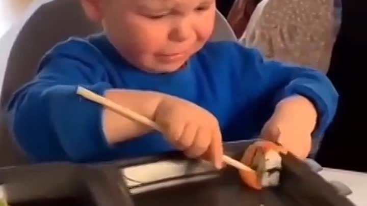 Когда впервые попробуешь суши и тебе дали вместо вилки какие-то палки 🍣