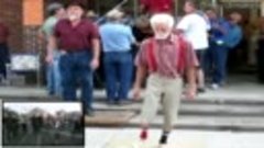 Дед танцует шафл!