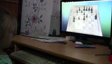 Софья осваивает шахматы