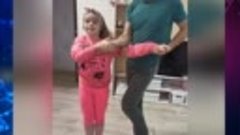 Папа с дочкой очень круто танцуют! Просто браво!