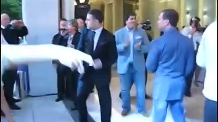 Пьяный_Медведев_танцует