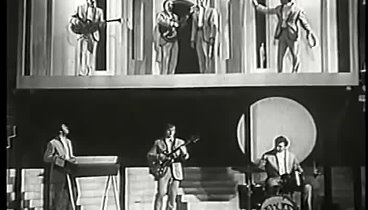 Песняры - Рушники  (Н.Петренко-Г.Соколова) - фильм "Батлейка", Валентин Бадьяров - гитара, в середине 1971