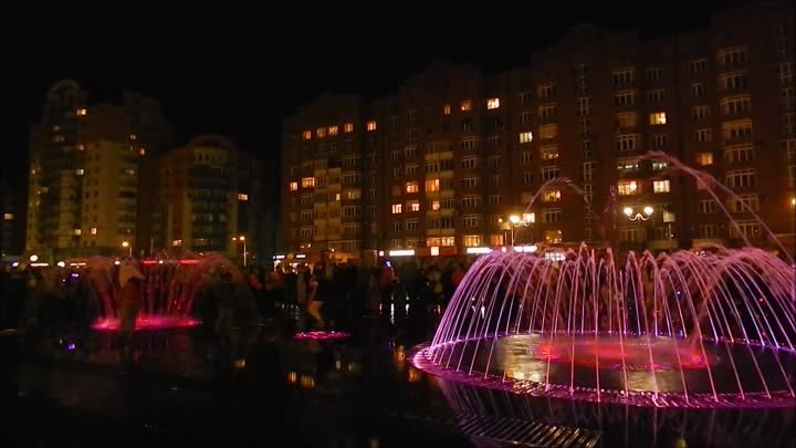 Цветной  фонтан  в  г. Новокузнецке с музыкой!