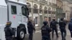 Столкновения с полицией во Франции набирают обороны: Норманд...