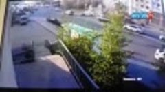 Появилось видео с места ДТП в Якутске, в котором погиб мужчи...