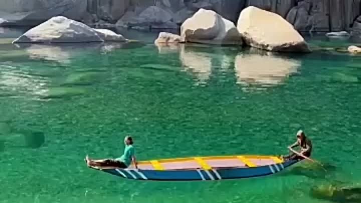 Лодка будто летит 😍
📍 Река Давки, Мегхалай, Индия 🇮🇳