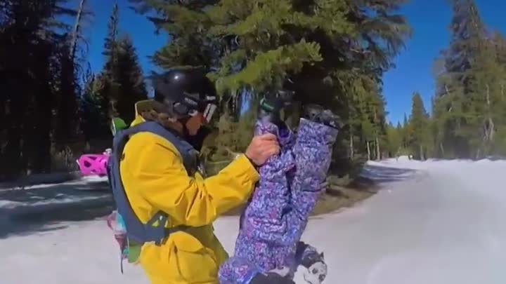 Профессиональный сноубордист Стив Классен делает безумные трюки со с ...