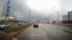 Девчонки побежали в поток авто на Брикеля - Дубко в Гродно (...