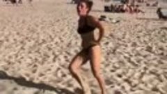Девушка эффектно появляется на пляже