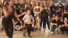 Смотрите, как танцует этот мальчишка