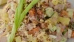 Салат с печенью трески, зелёным луком и бородинским хлебом