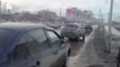 В центре Омска сразу у шести машин оказались пробиты колёса