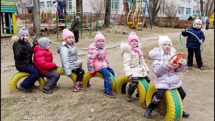 Прогулка детей в саду фото Прогулка детей в саду фото