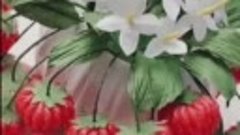Клубника с цветочками и ягодами