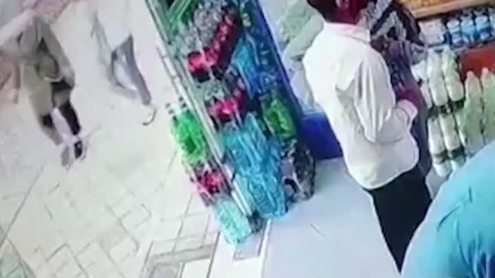 Իրանի Շանդիզ քաղաքում տղամարդը խանութում կանգնած երկու կնոջ գլխին մա ...