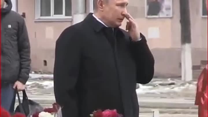 Владимир Путин возложил цветы у торгово центра «Зимняя вишня» в Кеме ...
