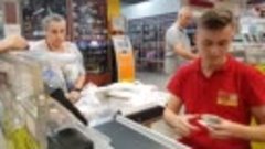 Продавец в кишиневском супермаркете нагрубил русскоязычной п...